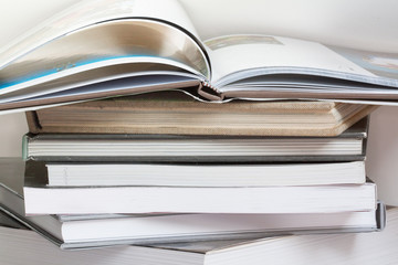 Livre ouvert sur pile