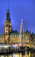 Fototapeta na wymiar Hamburger Rathausmarkt - Weihnachtszeit.