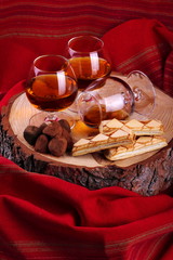 Tartufo al cioccolato con ballon di cognac e pasticcini