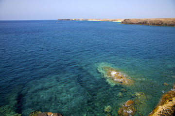Fototapeta na wymiar wybrzeżu Lanzarote Hiszpania piżmo staw wodę łód¼ i latem