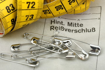 Fototapeta premium Nadeln liegen auf einem Schnittmuster