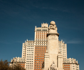 Espana building and statue