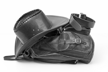 Fototapeta premium Western-Hut mit Riemen und Tasche, schwarzweiß