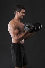 Obraz na płótnie Canvas Muscular man lifting weights