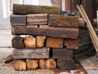 Wohlige Wärme im Kaminofen durch Holzscheite