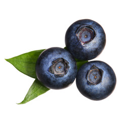 Obraz premium Blueberries with leaves isolated