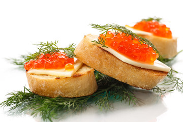 slice of bread with red caviar