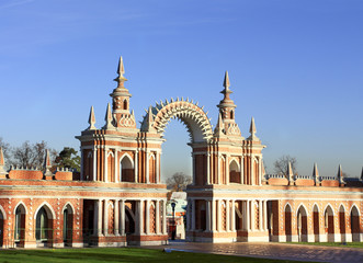 Obraz premium Arch of the gallery-fence in Tsaritsyno