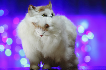 Игрушечная кошка с котенком в зубах