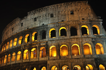 Naklejka premium The Colloseum at night