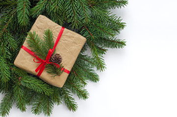 Фон в обрамлении веток елки с подарочной коробкой