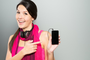 Frau zeigt auf Ihr Smartphone