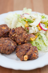 Frikadellen mit Salat