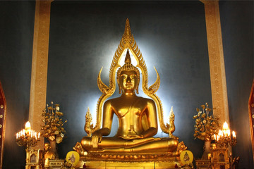 Obraz premium golden buddha in church