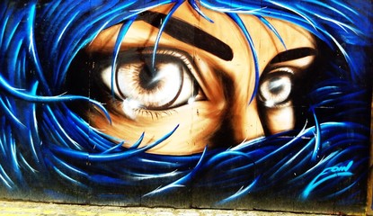 Fototapeta premium graffiti portret kobiety o niebieskich włosach na ulicach Londynu