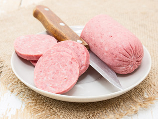 Колбаска нарезанная в блюдечке