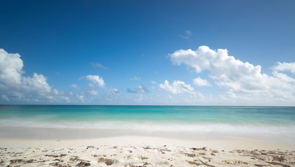 Fototapeta na wymiar wspaniała plaża z widokiem na ocean