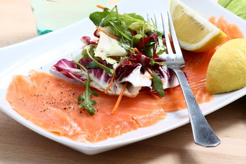 Salmone e insalata