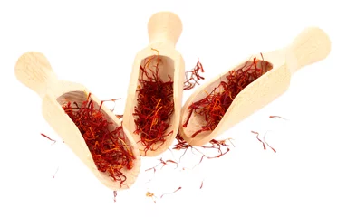 Crédence de cuisine en verre imprimé Herbes 2 stigmates de safran dans des cuillères en bois isolated on white close-up