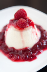 Panna Cotta mit Himbeeren