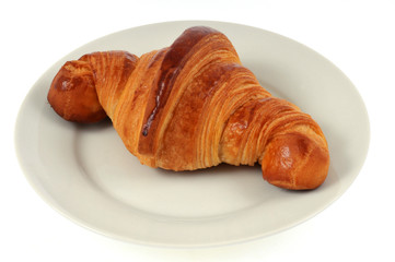 Croissant au beurre dans une assiette