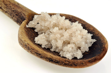 Gros sel dans une cuiller en bois