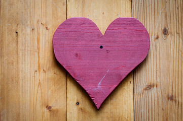 Coeur sur une porte en bois