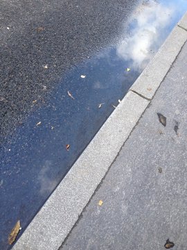 le ciel dans le caniveau