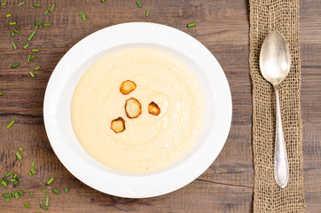 Teller mit Suppe von Pastinake