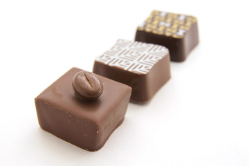 ３個並んだ四角いチョコレート