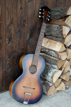 Gitarre mit Holz