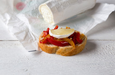 Bruschetta mit Paprika und Ziegenkäse