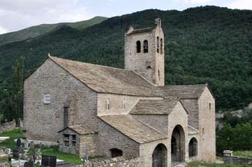 Fototapeta na wymiar Kościół San Miguel, Linas de Broto, Huesca (Hiszpania)
