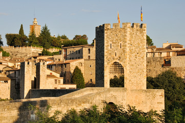Fototapeta na wymiar Romański most w Besalu, Girona (Hiszpania)