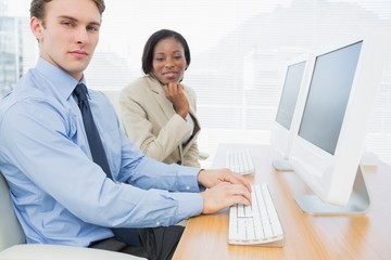 Obraz premium Business colleagues using computers at desk
