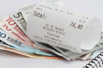 Kassenzettel mit Geld