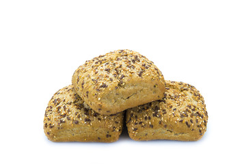 Bollos de pan cubiertos de semillas y aislados en fondo blanco