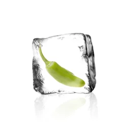Gordijnen Chilipeper in een ijsblokje © Pixxs