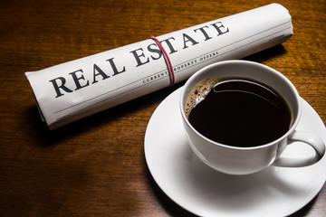 real estate zeitung, kaffee, schreibtisch