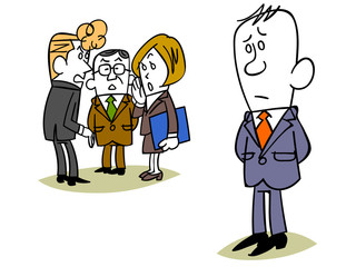 同僚にうわさ話されるビジネスマン