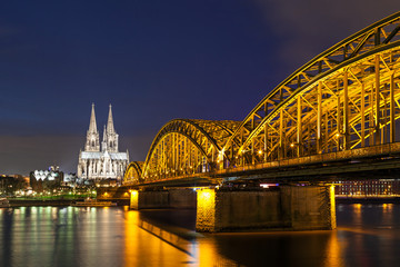 Fototapeta premium Cologne Cathedral with the Hohenzollern bridge at night
