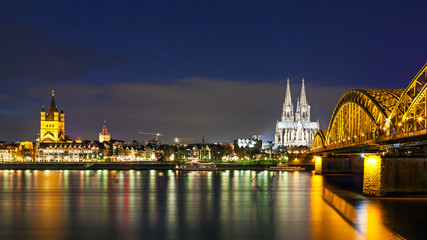 Fototapeta na wymiar Cologne Cathedral with the Hohenzollern bridge at night