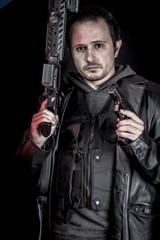 Fototapeta premium złodziej, uzbrojony mężczyzna w czarnej skórzanej kurtce, niebezpieczny