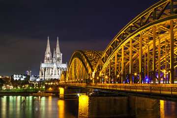 Fototapeta premium Cologne Cathedral with the Hohenzollern bridge at night