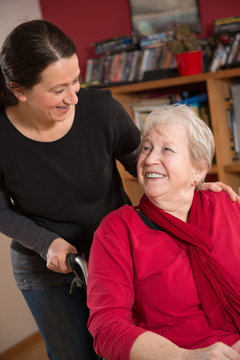 Seniorin im Rollstuhl mit Angeh&ouml;riger