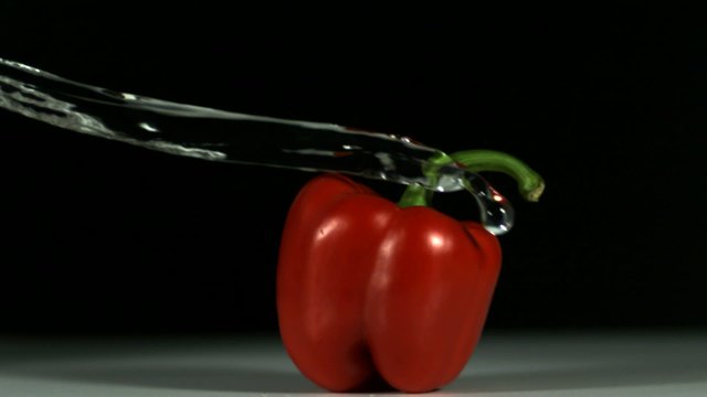 Rote Paprika in Zeitlupe.