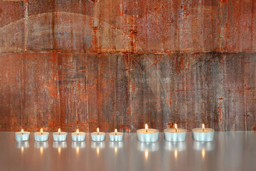 Kerzen vor abstraktem Hintergrund