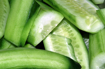 Die Grüne Gurke in Stücke geschnitten und geschält, die Gemüsegurke ist gesund.