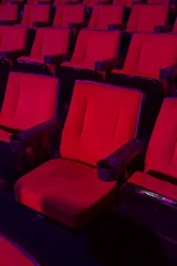 Photo sur Plexiglas Théâtre Rows of empty theater seats