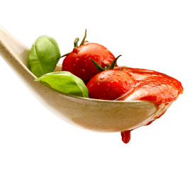 salsa di pomodoro su fondo bianco